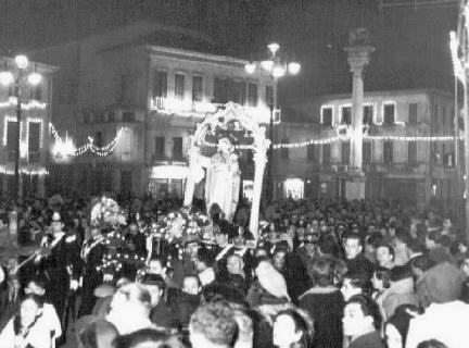 Peregrinatio in piazza Vittorio Emanuele