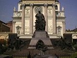 Il monumento davanti alla Basilica di Maria Ausiliatrice