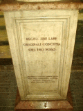 Base della statua di Maria presso la Casa Madre dei Salesiani di Don Bosco