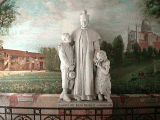 Statua di Don Bosco e due bambini presso la Casa Madre dei Salesiani di Don Bosco