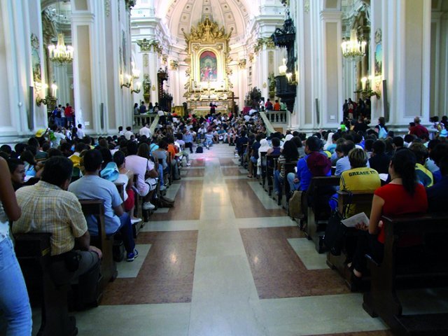 In una cattedrale stracolma