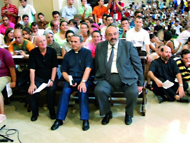 I giovani in cattedrale con padre Bruno (Il vicario generale don Camillo Cibotti e il sindaco Francesco Ricci)