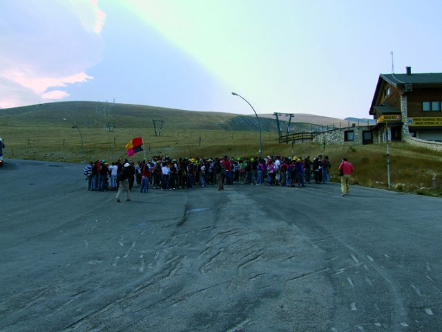 Gioved 30 agosto: l'escursione sulla Maiella. C'era un vento terribile (e caldo) quel giorno. Dopo la preghiera nell'Albergo Mammarosa siamo scesi a Passolanciano per la colazione