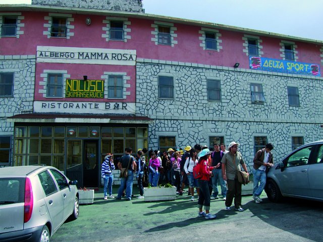 Sulla Maiella c'era un vento terribile. Dopo la preghiera nell'Albergo Mammarosa siamo scesi a Passolanciano per la colazione