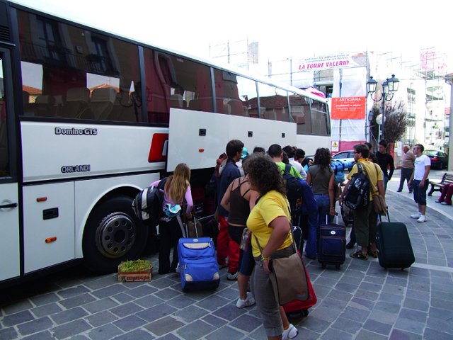 Si caricano i bagagli in Piazza San Rocco a Torrevecchia
