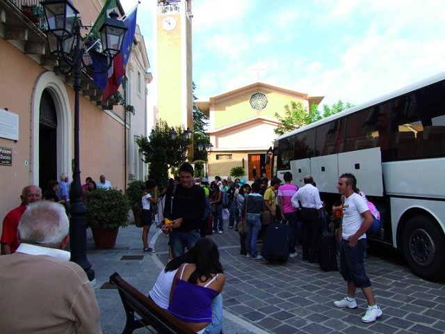 Si caricano i bagagli in Piazza San Rocco a Torrevecchia