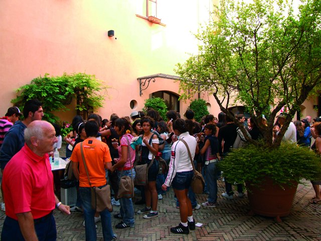 E nel cortile del palazzo Valignani la colazione per i giovani che vanno a Loreto