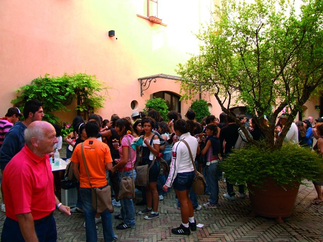 E nel cortile del palazzo Valignani la colazione per i giovani che vanno a Loreto