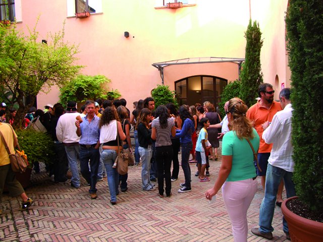 E nel cortile del palazzo Valignani la colazione per i giovani che vanno a Loreto