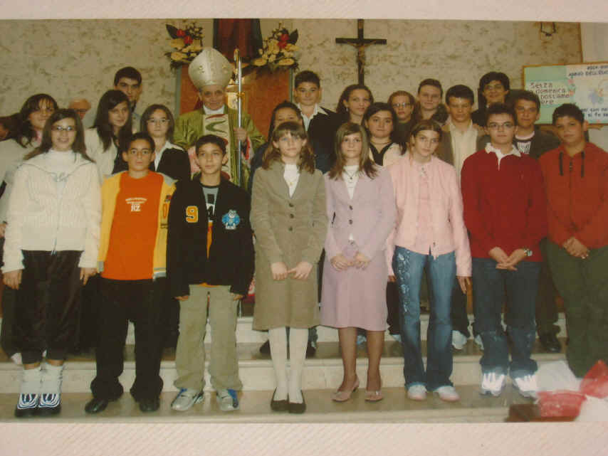 Foto di gruppo dei ragazzi della Cresima - ottobre 2005